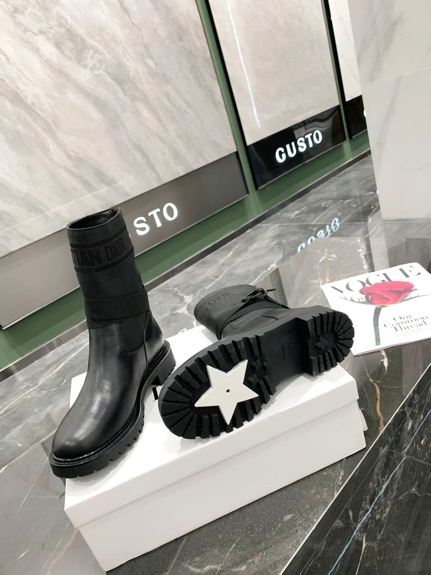 👟👟Ex-factory price 560👟👟 The latest 2024 Dior/Dior autumn and winter catwalk model. The original version is 1:1. In terms of boots, the biggest highlight of this season’s brand fashion show is this boot. The color-blocking design is unique and versatile. Exclusive molding. The heel height is 3cm. They are so beautiful on the feet! Fabric, calfskin, lining, sheepskin lining, outsole, TPU bottom ☑Number of yards: 35-40, (41 can be customized and cannot be returned or exchanged)